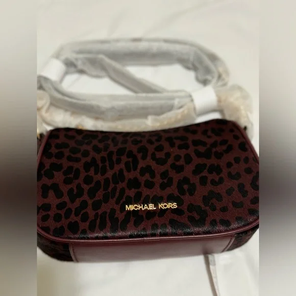 🌟MICHAEL MICHAEL KORS🌟 NWT Carmela Sm Pouchette Crossbody Leather Color:Oxblood - Picture 4 of 8